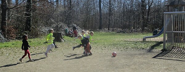 Fußballspielende Kinder auf einem Bolzplatz