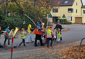 Schulkinder ziehen mit den Musikwägen durch die Nordweststadt 