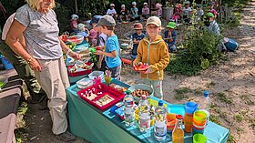 Waldkindergartenkinder beim Abschiedfrühstück mit Susi
