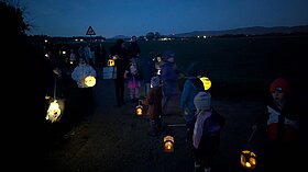 Auf dem Weg in den Wald - Kinder mit Laternen
