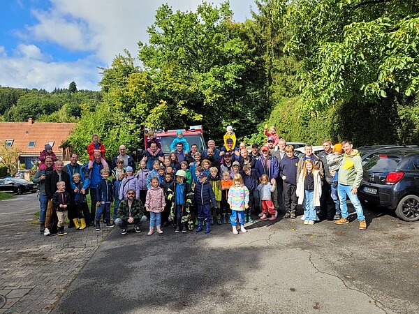 Gruppenbild der teilnehmenden Väter und Kindern beim Vater-Kind-Wochenende