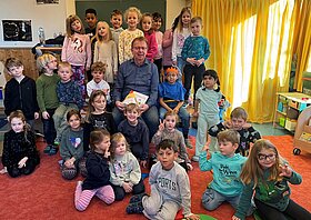 Bürgermeister Matthias Baaß liest den Kinder vor - Gruppenbild