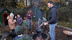 Glühwein und Kinderpunsch, Eltern und Kinder beim Genießen