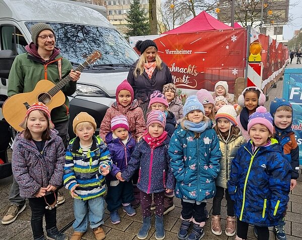 Eine musizierende Kindergruppe in der Viernheimer Innenstadt