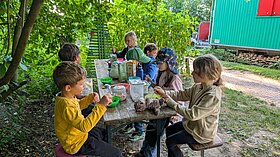 Gemeinsames Frühstück nach der Übernachtung im Waldkindergarten.