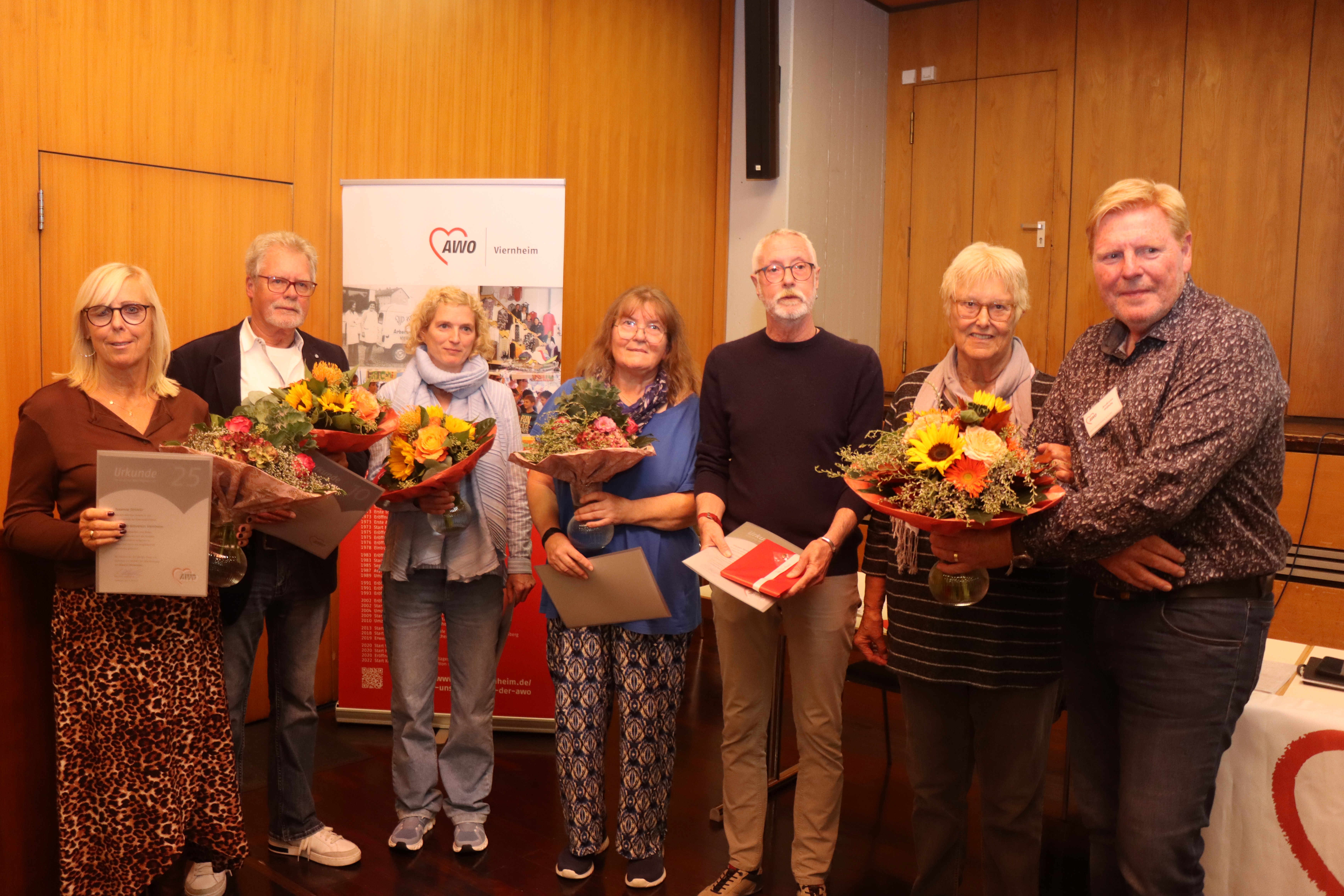  Foto zeigt die Ehrung für besonders langjährige Mitglieder:   50 Jahre Henriette Neuß   40 Jahren Tom Tarchanow   25 Jahre Silvia Wosch und Susanne Strickler   10 Jahre Silke Ritzler, Daniela Crisafulli und Hans-Peter Strickler 