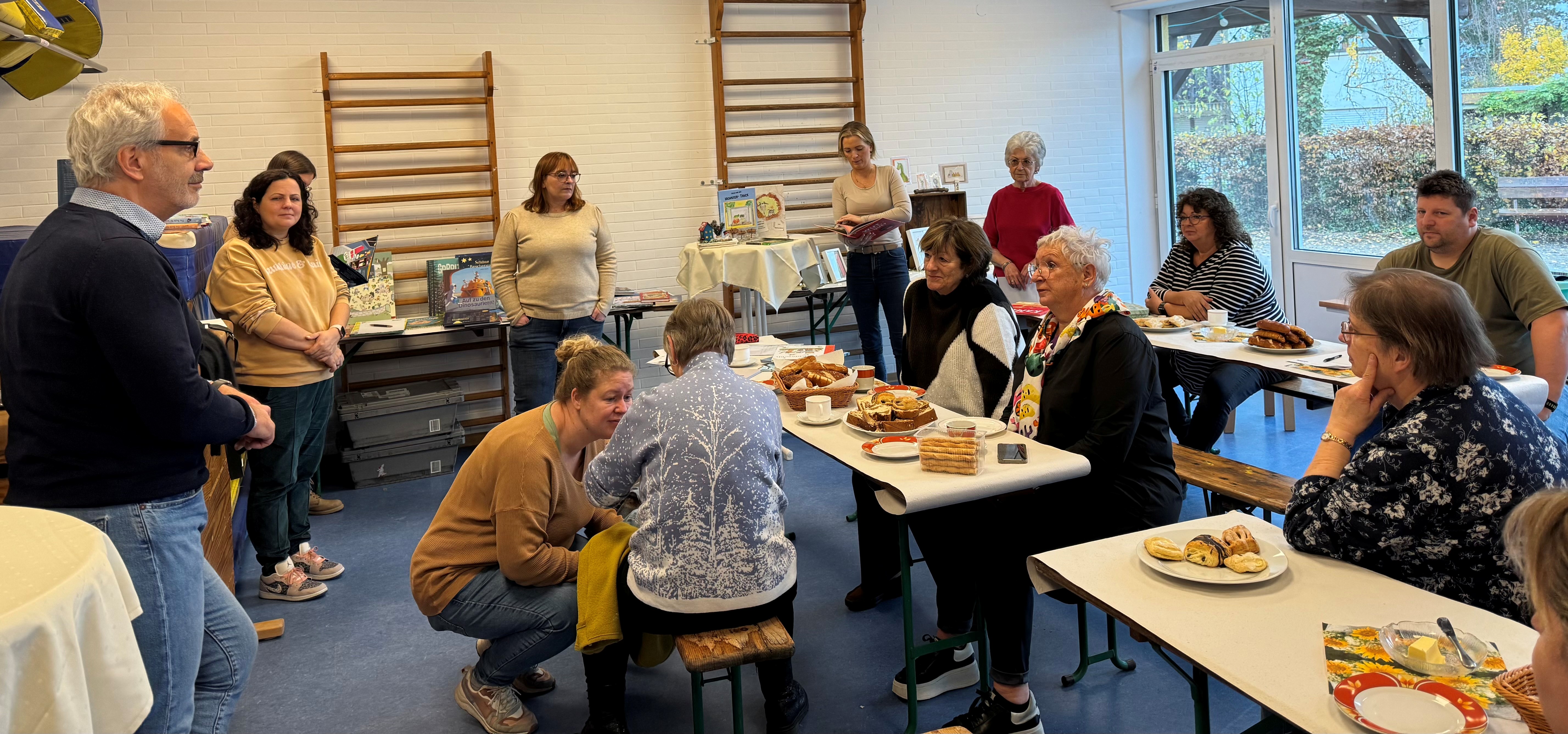 Gemütliches Zusammensein im Büchercafé