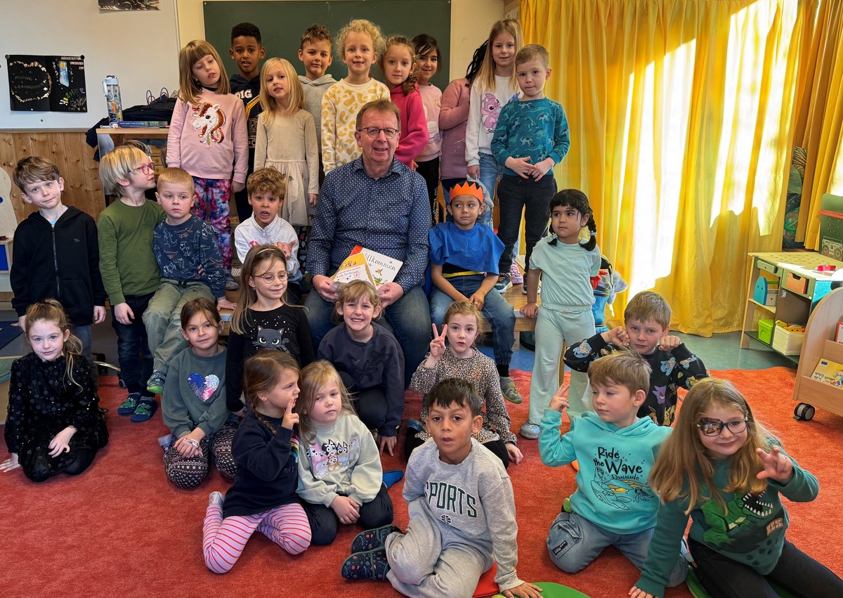 Bürgermeister Matthias Baaß liest den Kinder vor - Gruppenbild