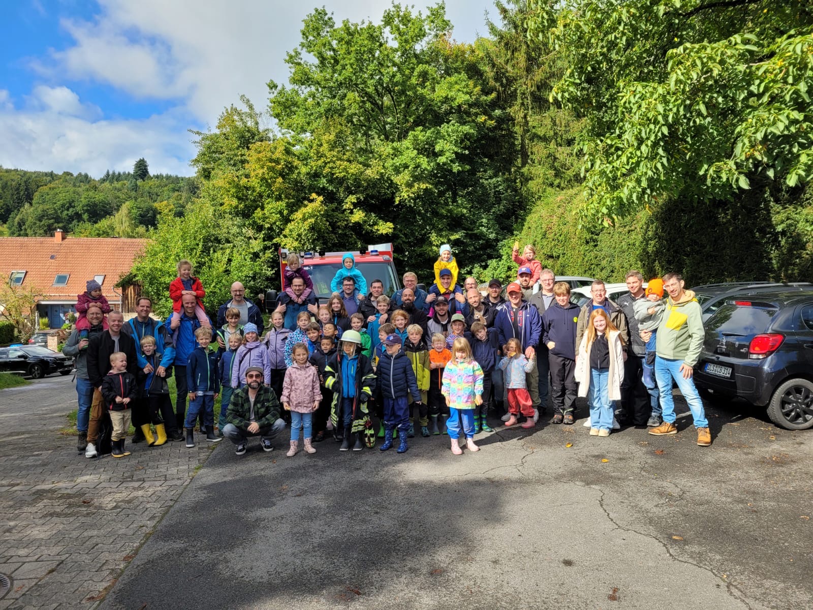 Gruppenbild der teilnehmenden Väter und Kindern beim Vater-Kind-Wochenende