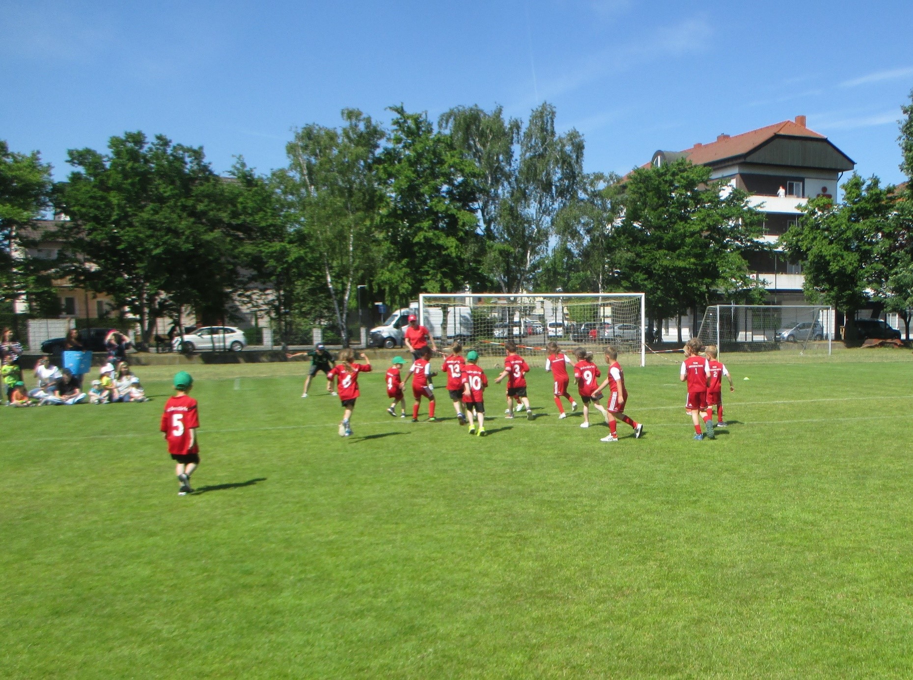 Eine Gruppe von Kindergartenkindern spielt Fußball.