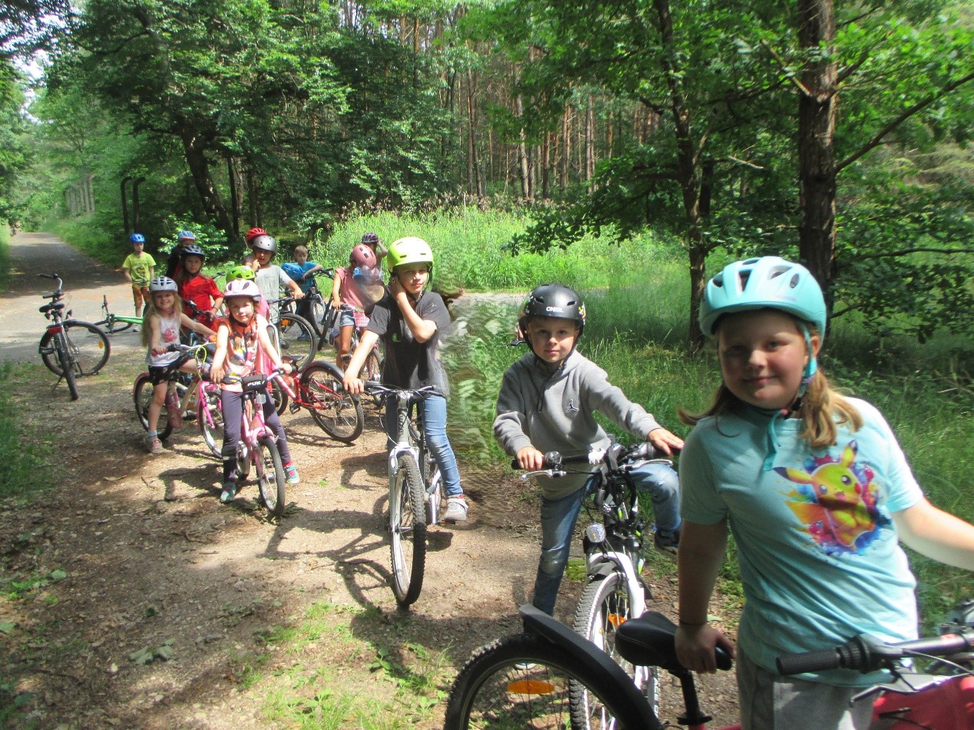 Das Foto zeigt eine fröhliche Kinderfahrradgruppe
