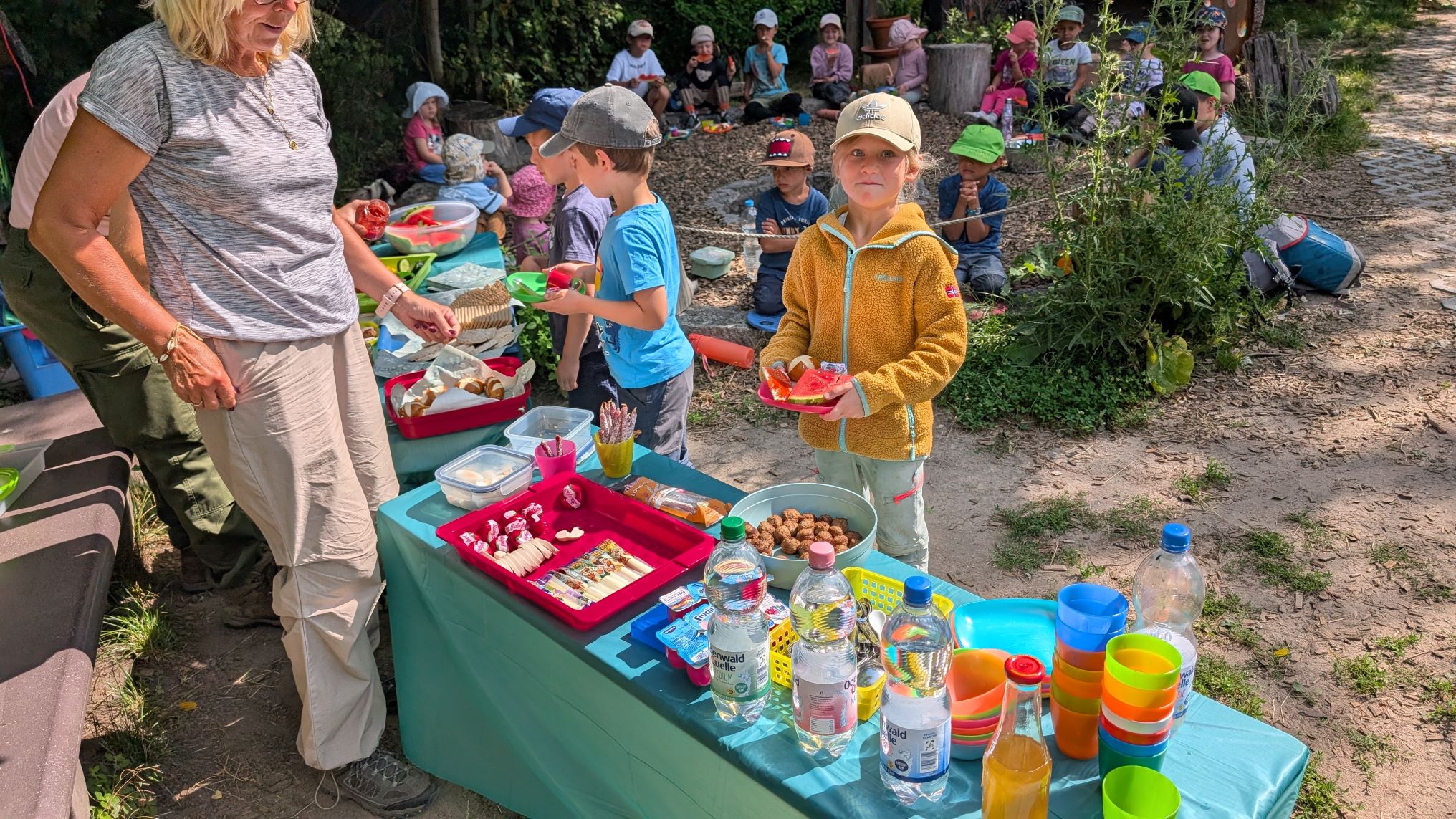 Waldkindergartenkinder beim Abschiedfrühstück mit Susi