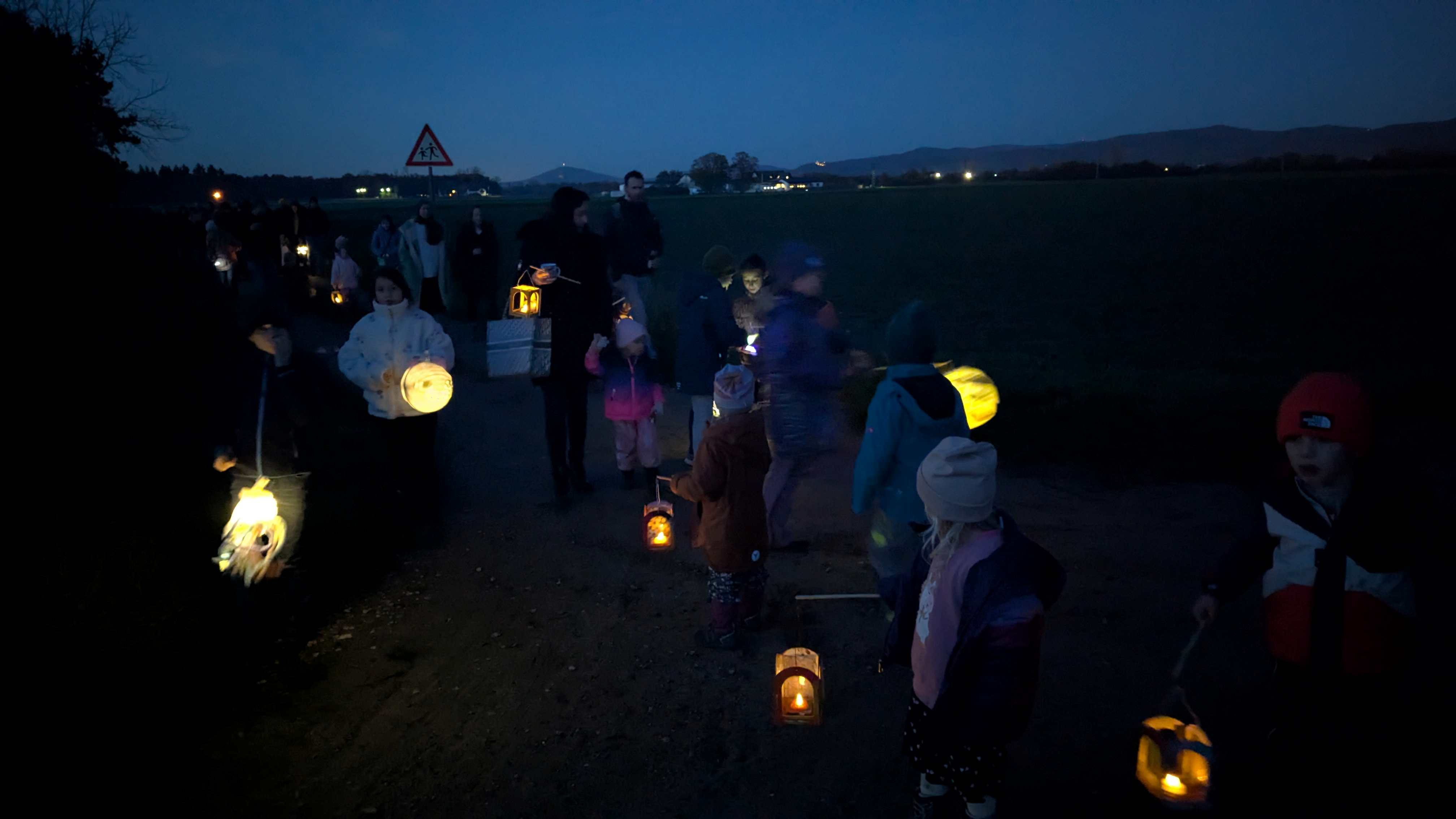 Auf dem Weg in den Wald - Kinder mit Laternen