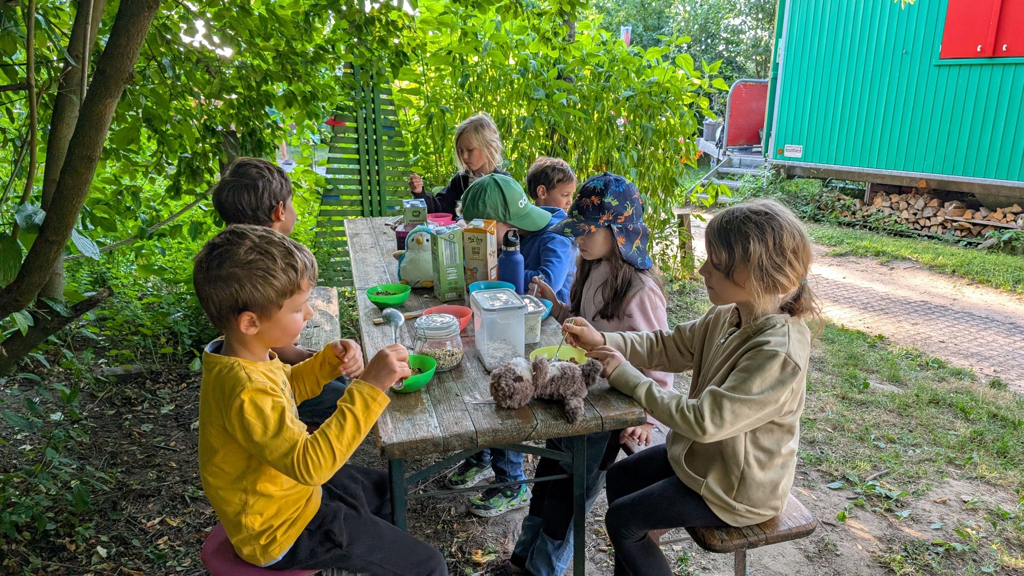 Gemeinsames Frühstück nach der Übernachtung im Waldkindergarten.