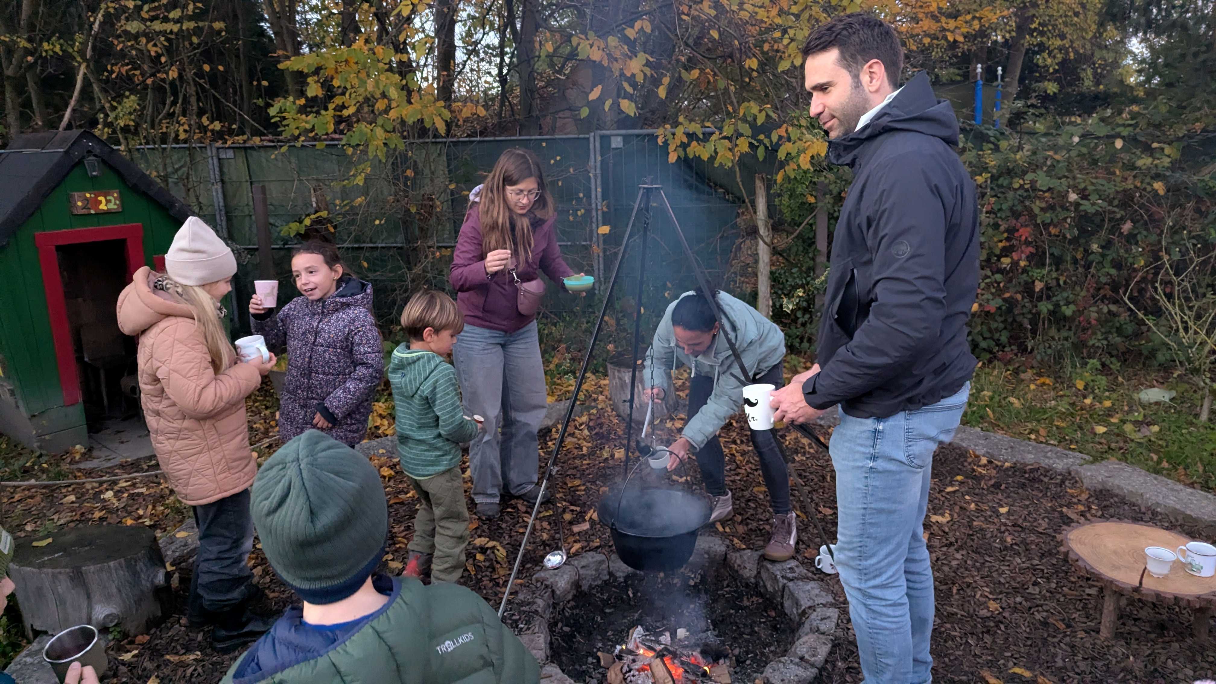 Glühwein und Kinderpunsch, Eltern und Kinder beim Genießen