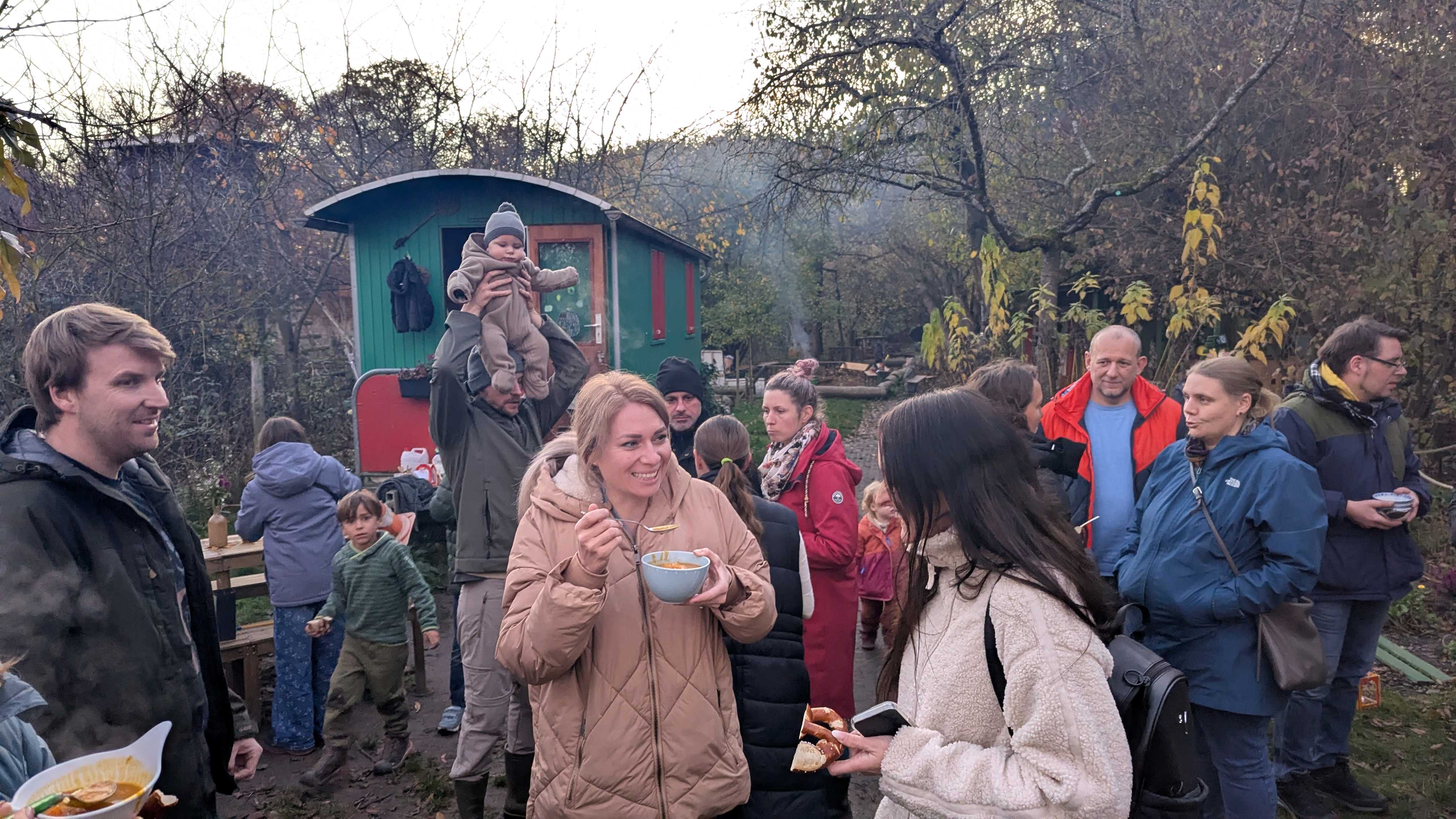 Kinder und Eltern beim Essen