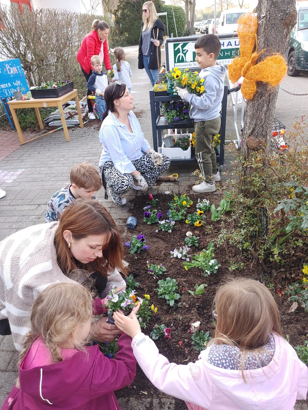 Vor unserem Haupteingang pflanzten die Familien bunte Beete, die vollkommen unsere Haltung widerspiegeln