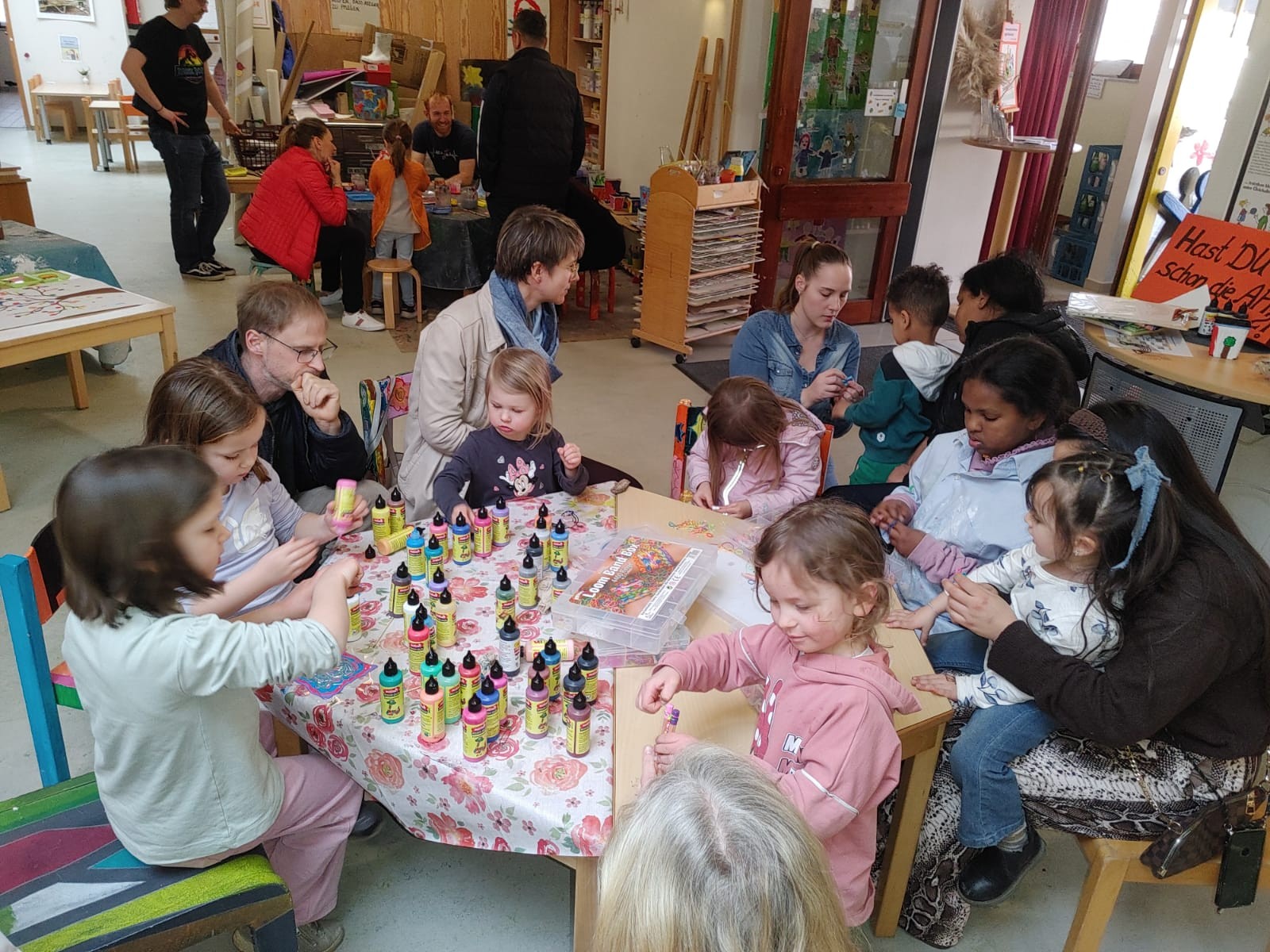 Blumentöpfe wurden farbenfroh bemalt, mit Window-Color entstanden leuchtende Kunstwerke und Regenbogenarmbänder wurden gebastelt. 
