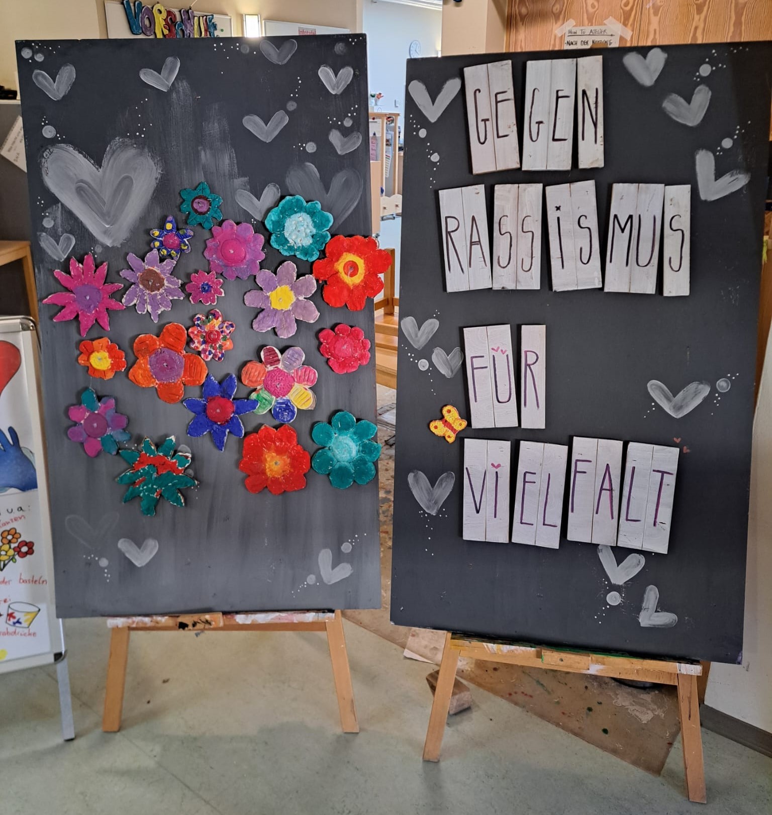 Kunstaktion: Blume aus Salzteig geformt 