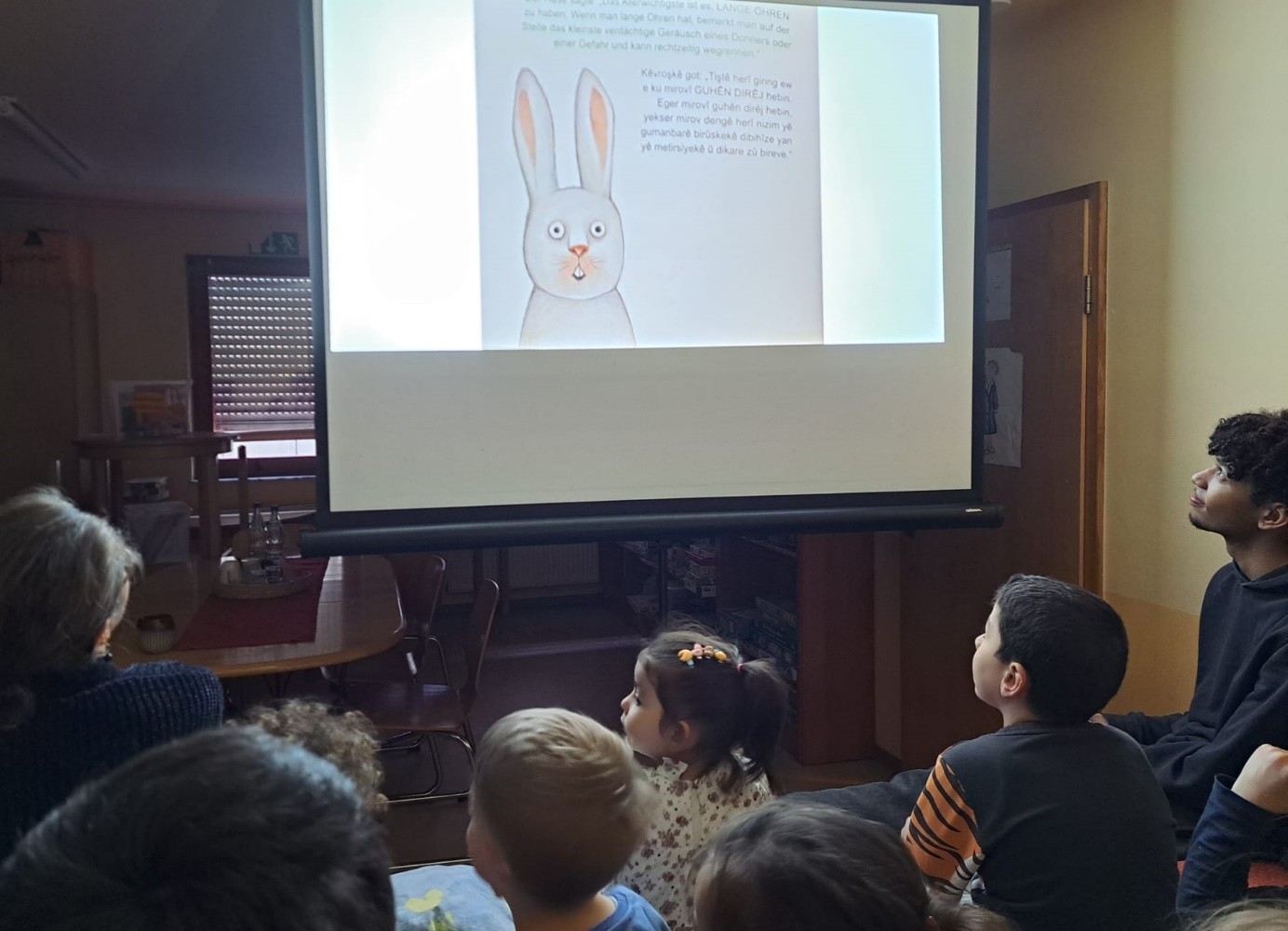 Auf großer Leinwand schauten wir uns das Buch „Das Allerwichtigste“ an. 