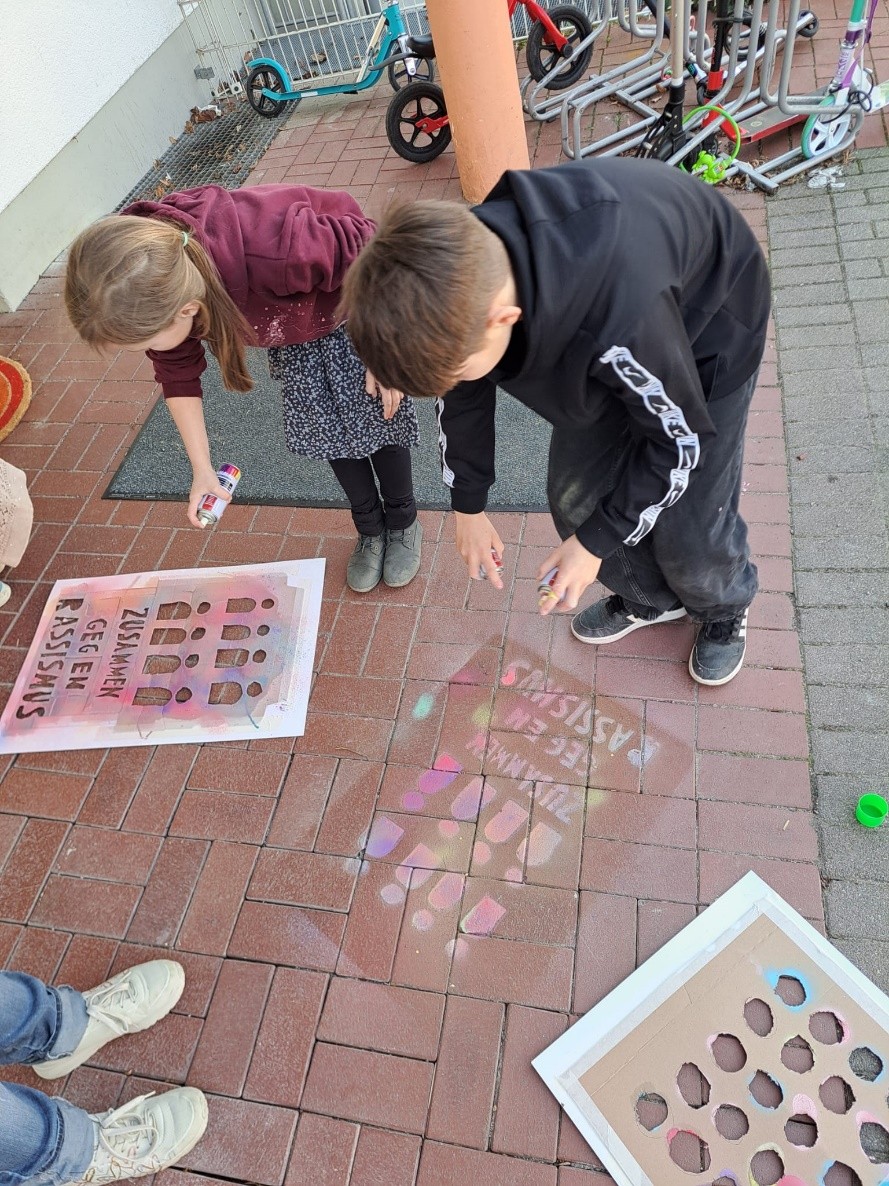 Unsere Schulkinder kreierten mit Kreidegraffitis farbenfrohe Botschaften